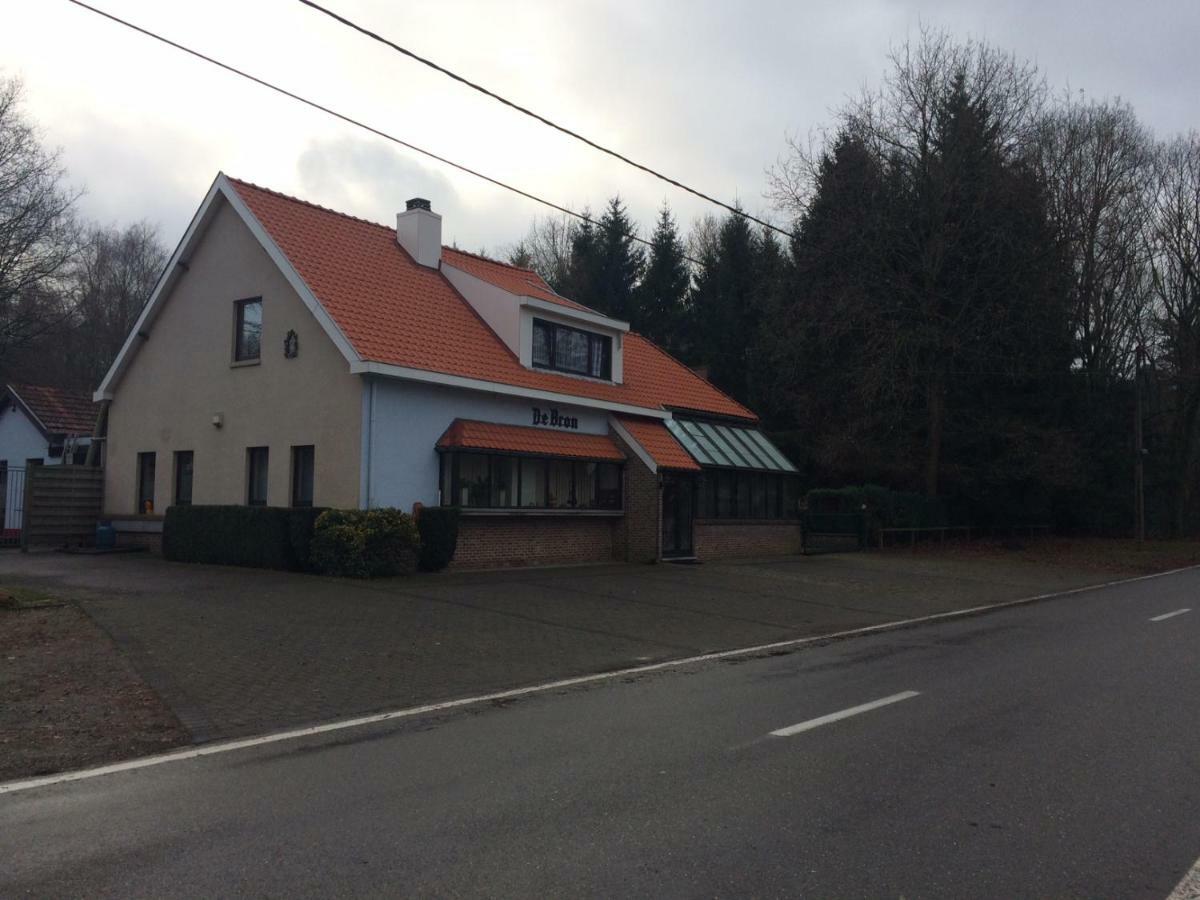 de bron Villa Beringen Buitenkant foto