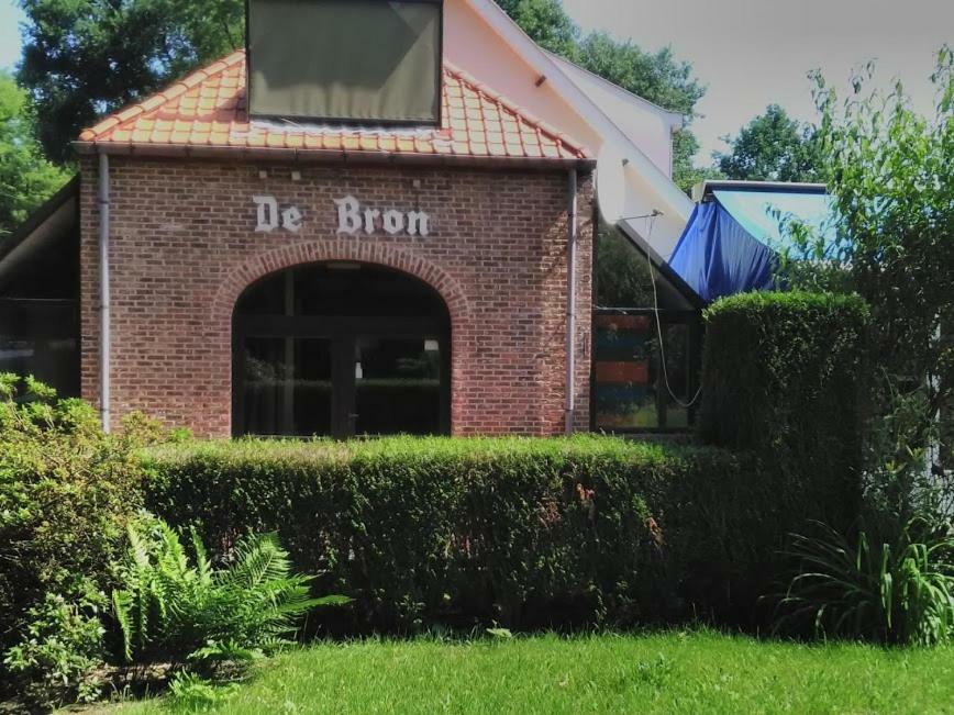 de bron Villa Beringen Buitenkant foto